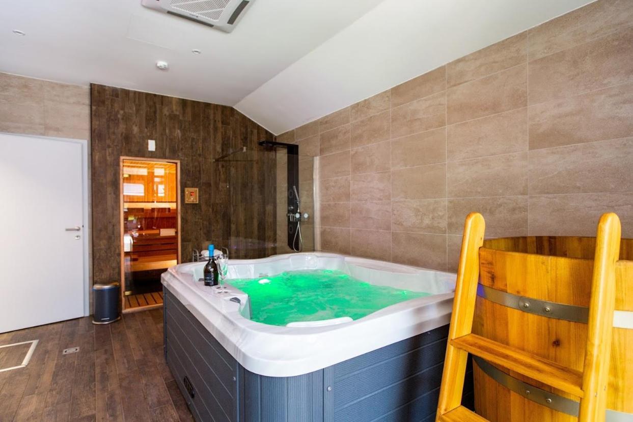 דונאפטאי Waterfront Lodge מראה חיצוני תמונה